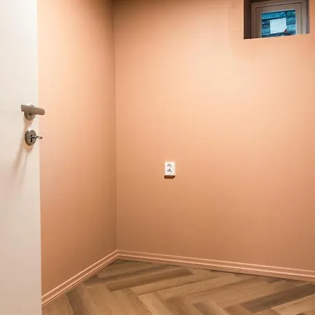 Private In Historic Street Apartment *