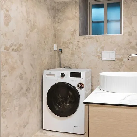 Private In Historic Street Apartment